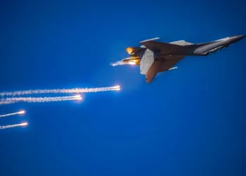 Por qué un caza J-16 chino voló muy cerca de un P-8A australiano