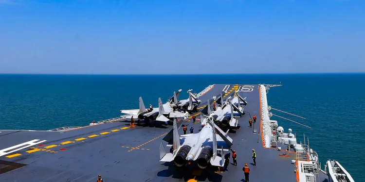 El portaaviones Fujian de China vs. la Armada estadounidense