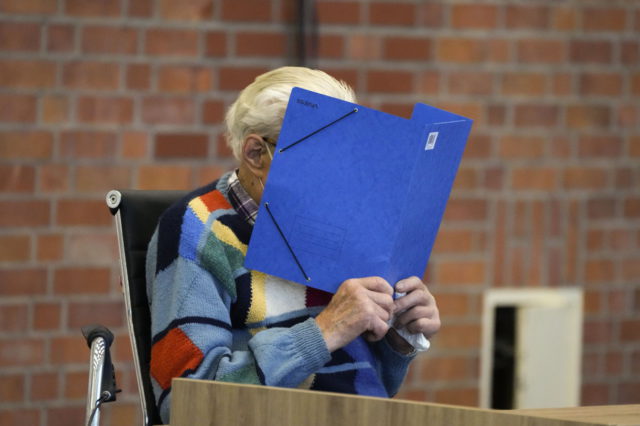 Ex guardia nazi de 101 años es condenado a cinco años de prisión en Alemania