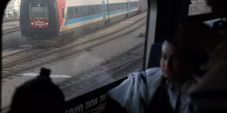 Ilustrativo: Hombres judíos ortodoxos llevan chales de oración durante los servicios en un tren, el 4 de febrero de 2010. (Yaakov Naumi/Flash90)