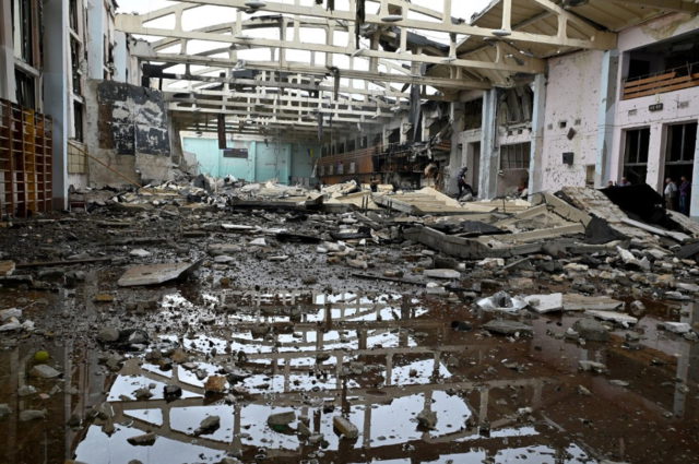 Fuerzas ucranianas se retiran de una ciudad oriental clave ante el avance de las tropas rusas