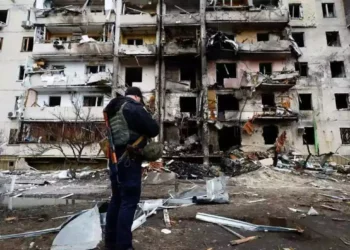 Rusia bombardea un edificio residencial en la capital ucraniana de Kiev