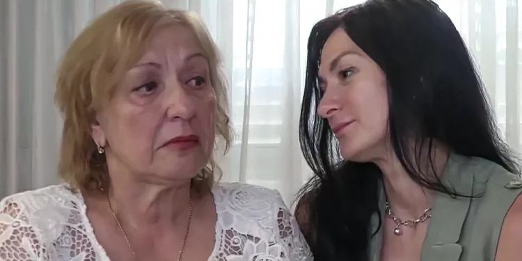 Una mujer israelí se reencuentra con su madre tras verla pidiendo ayuda en la televisión en Mariupol