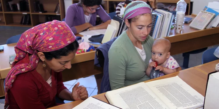 En un hito, el gobierno israelí pagará los salarios de las autoridades religiosas femeninas