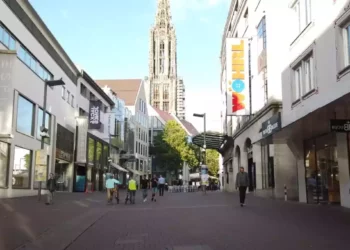 Neonazis con pancartas se reúnen frente a una sinagoga en Alemania