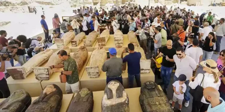 Egipto exhibe un tesoro de artefactos antiguos recién descubiertos