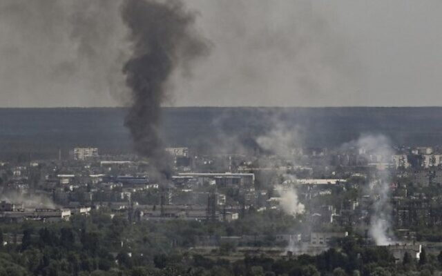 Ucrania suplica a Occidente por armas pesadas mientras Rusia presiona para aislar una ciudad clave