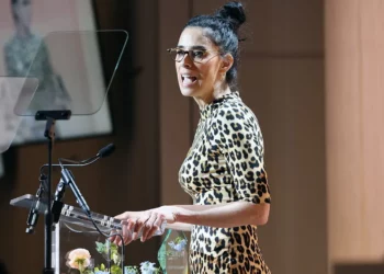 La crítica de “Jewface”, Sarah Silverman, se une a la película de Netflix en la que Bradley Cooper hace de judío