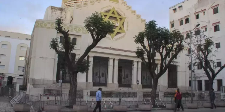 Un atacante apuñala a dos policías frente a una sinagoga en Túnez