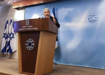 El ministro de Asuntos Exteriores, Yair Lapid, habla en una rueda de prensa en el Ministerio de Asuntos Exteriores, el 15 de junio de 2022 (Lazar Berman/The Times of Israel)