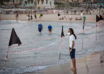 Un hombre de 75 años pasa un día de cárcel por ir a la playa durante el confinamiento por COVID