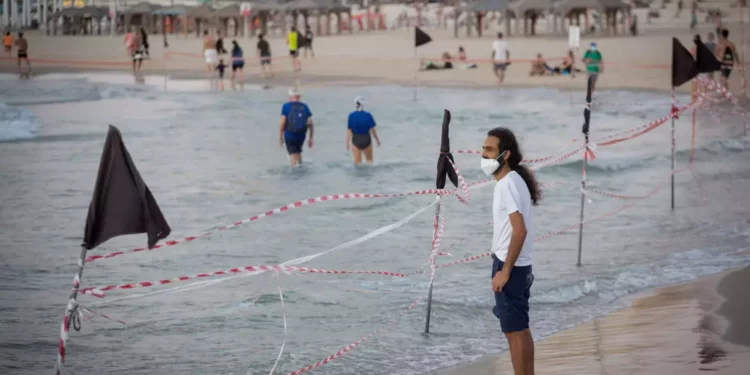 Un hombre de 75 años pasa un día de cárcel por ir a la playa durante el confinamiento por COVID