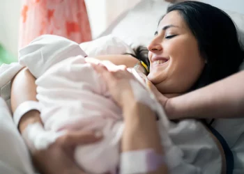 Mujeres que dan a luz con epidural se vinculan mejor con el bebé, según un estudio israelí