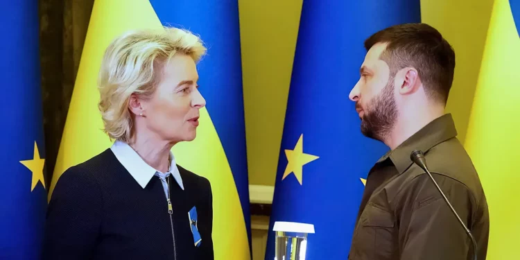 08 de abril de 2022, Ucrania, Kiew: La Presidenta de la Comisión de la UE, Ursula von der Leyen (i), habla en una rueda de prensa conjunta con Volodymyr Selenskyj, Presidente de Ucrania. (Foto de Michael Fischer/picture alliance vía Getty Images)