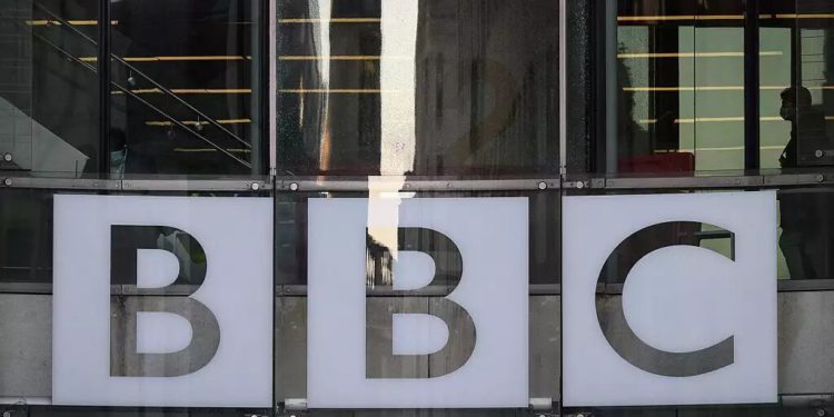 Niña judía pone voz a los videos de la BBC sobre el judaísmo para niños