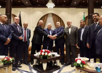 Abbas y Haniyeh se reúnen en Argelia en su primer encuentro en vario años