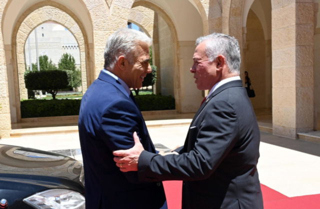 El primer ministro israelí se reúne con el Rey Abdullah de Jordania en Amán