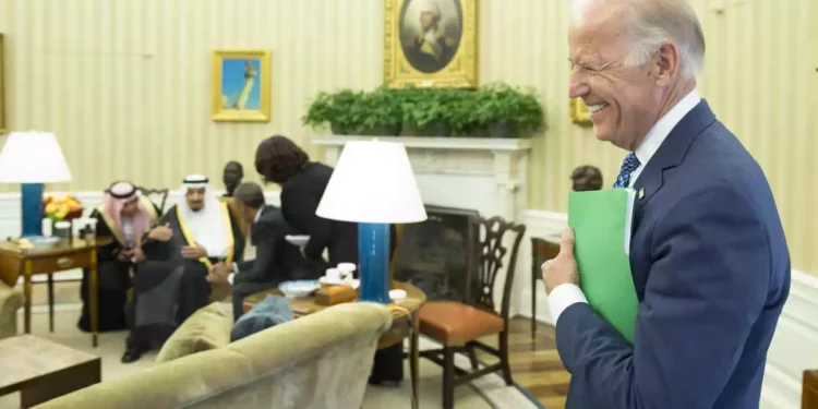 Joe Biden, a la derecha, de pie en el Despacho Oval de la Casa Blanca durante una reunión entre el entonces presidente Barack Obama y el rey Salman de Arabia Saudita, el viernes 4 de septiembre de 2015, en Washington. (AP/Evan Vucci)