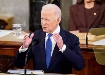 Representante demócrata insta a Biden a no presentarse a la reelección