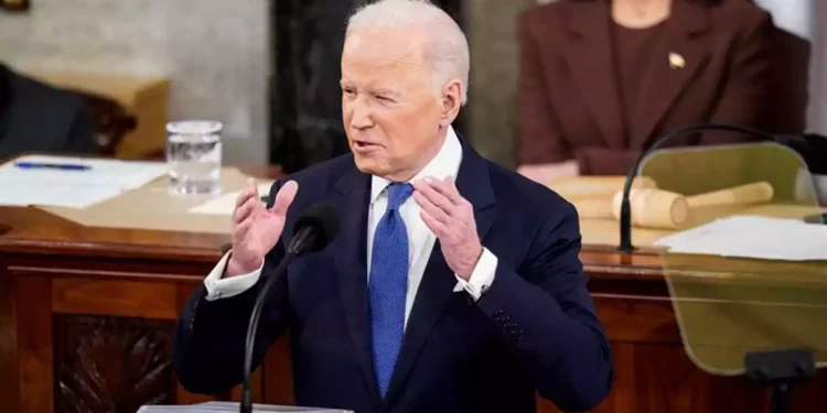 Representante demócrata insta a Biden a no presentarse a la reelección