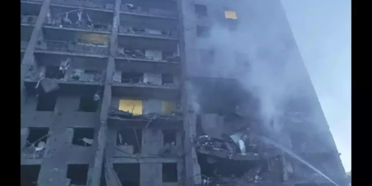 Ataque ruso con misiles en Ucrania deja al menos 18 civiles muertos