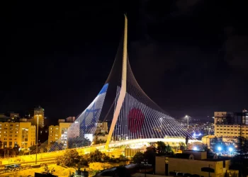 El puente de Jerusalén exhibe la bandera japonesa en solidaridad tras el asesinato del ex primer ministro Shinzo Abe