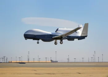 DARPA quiere cargar las baterías de los drones en el aire