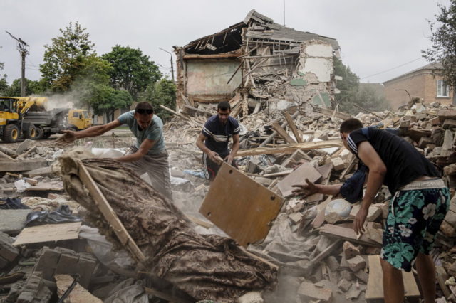 Ataque ruso deja al menos 16 civiles muertos en Ucrania