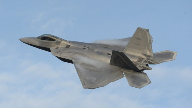 ¿Podría el caza furtivo J-20 de China vencer al F-22 Raptor en combate?