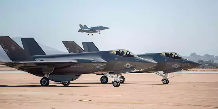 El F-35C y el F-35A se exhiben por primera vez en el mismo espectáculo aéreo