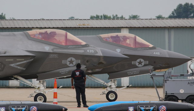 El F-35C y el F-35A se exhiben por primera vez en el mismo espectáculo aéreo