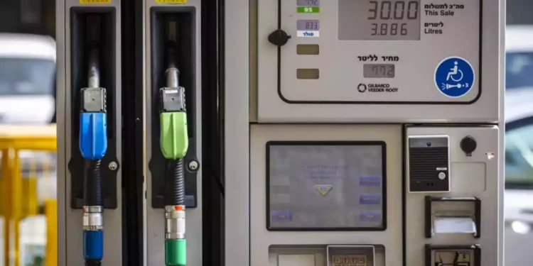 Lapid asegura que el precio de la gasolina en Israel bajará en agosto