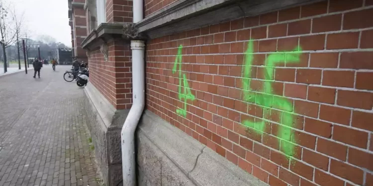 Empleado de una universidad del área de Boston despedido por repetidos grafitis antisemitas