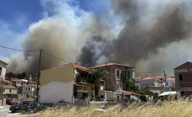 Grecia lucha contra los incendios forestales en medio de la ola de calor