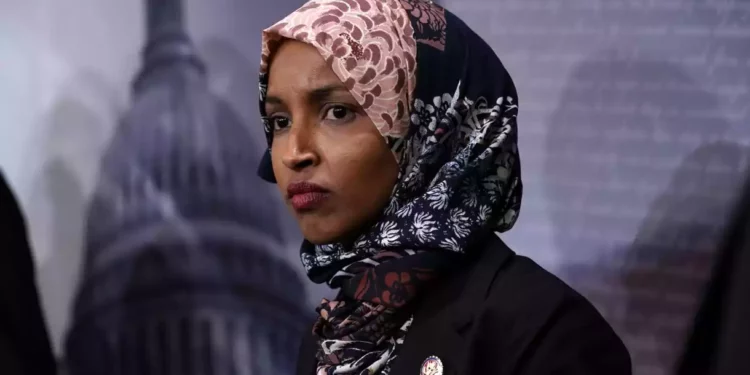 Ilhan Omar es abucheada por una multitud somalí en Minneapolis