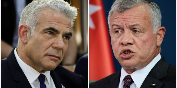 Lapid y el rey Abdullah de Jordania hablan por teléfono de sus vínculos y del próximo viaje de Biden