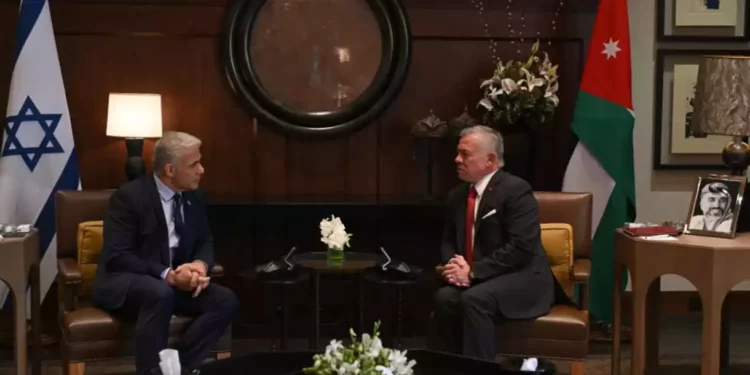 Lapid y el rey Abdullah de Jordania hablan por teléfono de sus vínculos y del próximo viaje de Biden