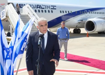 Lapid dice que el Líbano debe “frenar” a Hezbolá o Israel lo hará