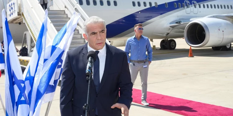 Lapid dice que el Líbano debe “frenar” a Hezbolá o Israel lo hará