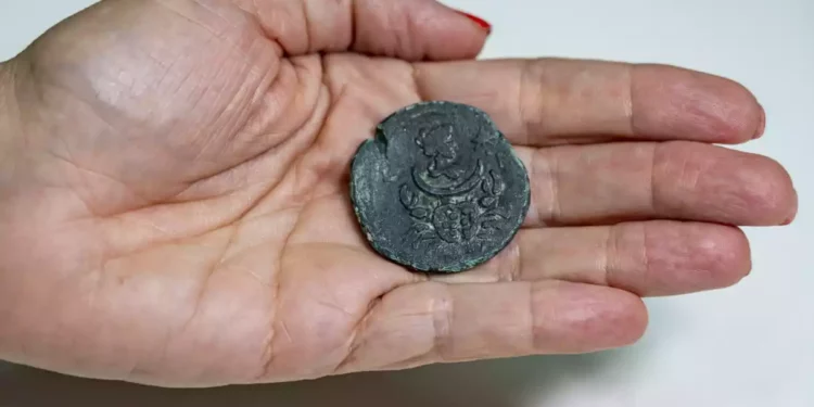 Hallan moneda de hace 1850 años con una imagen de la diosa Luna en Haifa