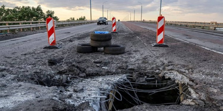 Artillería ucraniana inhabilita un puente clave en la ciudad de Kherson ocupada por Rusia