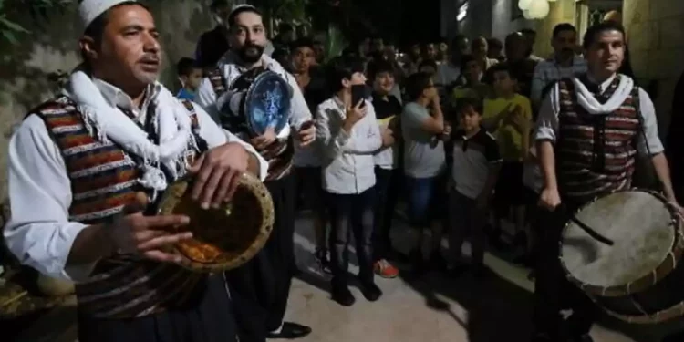 Los refugiados sirios en Jordania mejoran su economía con danzas tradicionales