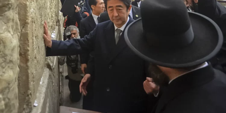 Los líderes israelíes expresan su conmoción por el asesinato del ex primer ministro japonés Shinzo Abe