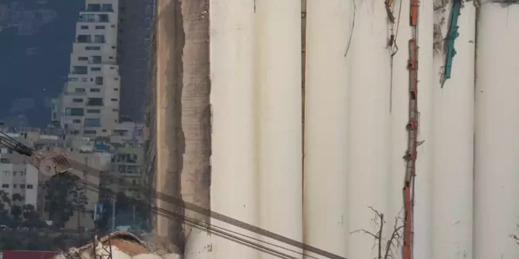 Los silos de grano dañados en el puerto de Beirut se derrumban parcialmente