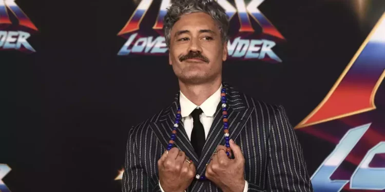 El director judío-indígena Taika Waititi se ensaña con Thor en “Amor y Trueno”