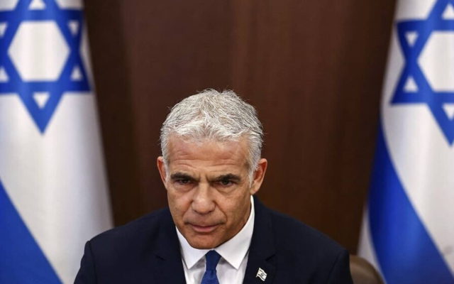 Tres altos asesores de Lapid dan positivo a COVID