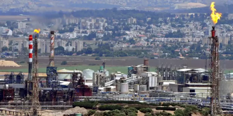 Ministerio de Medio Ambiente denuncia al Grupo Bazán por contaminación atmosférica