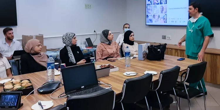 Trabajadores sanitarios palestinos reciben formación sobre la atención a distancia de mujeres embarazadas en el Centro Médico de Sheba, en esta foto sin fecha (Cortesía)