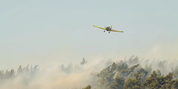 Los bomberos luchan contra un gran incendio en el norte de Israel, cerca de la frontera con el Líbano