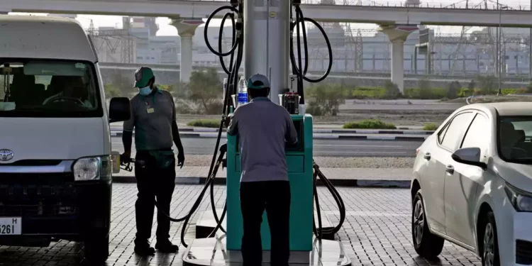 Los precios de la gasolina se elevan en los Emiratos Árabes Unidos